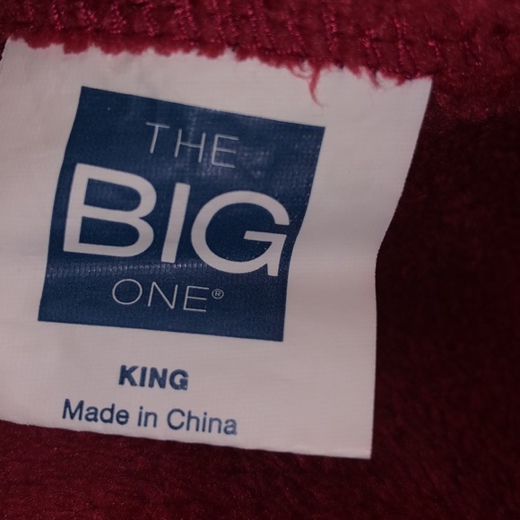 The Big One King Sized Plush Red Blanket - Picture 4 of 10